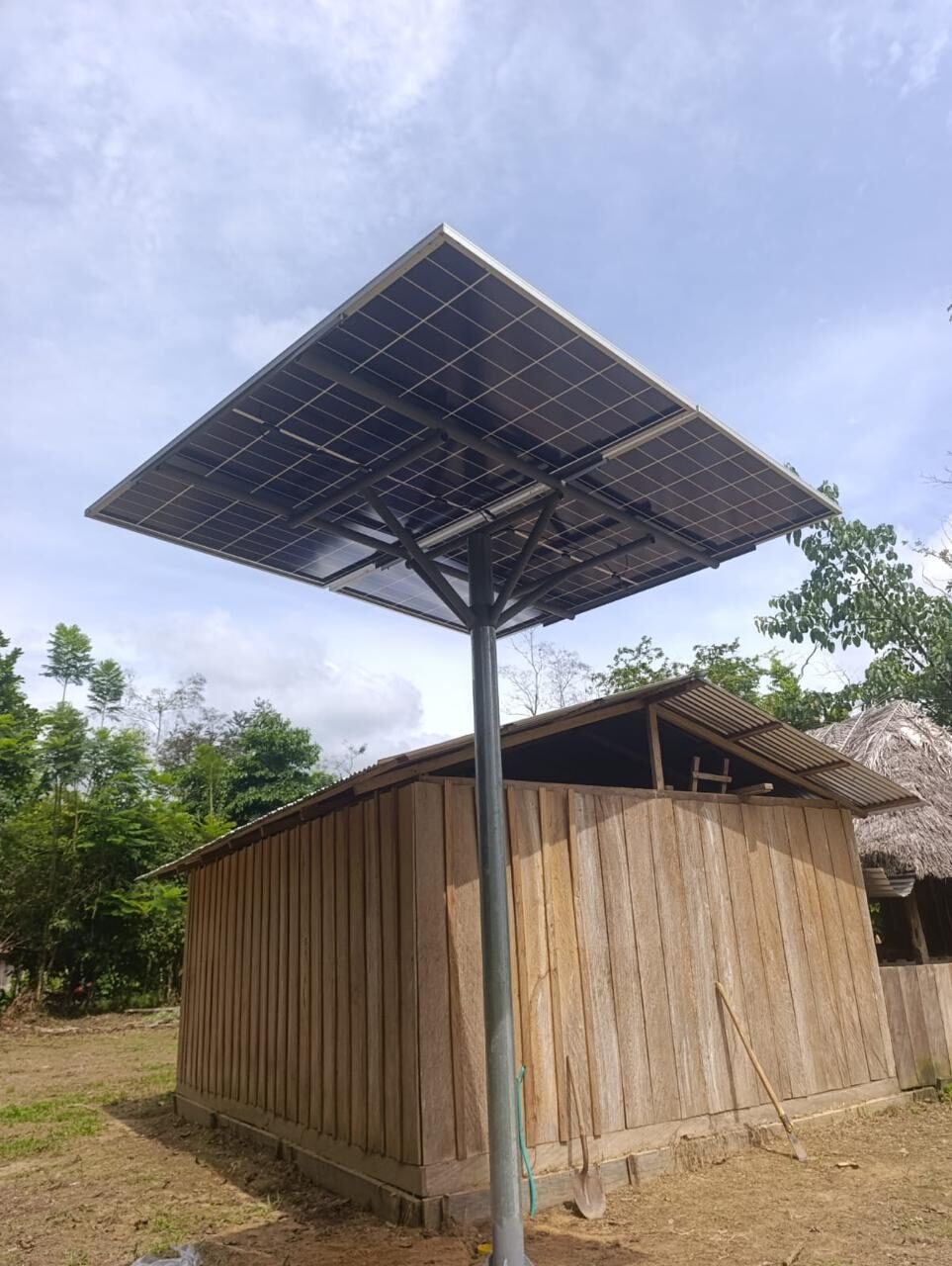 Sistema solar aislado sobre estructura en poste